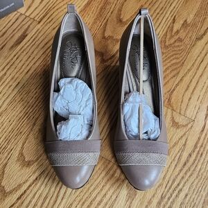 Life Stride Taupe/Tan Wedges (size 7)